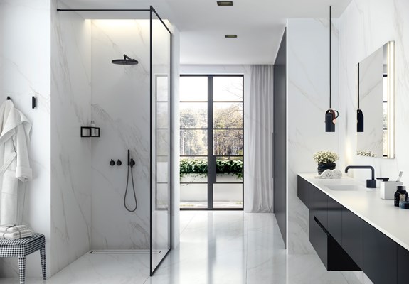 mampara de ducha en cuarto de baño blanco y negro